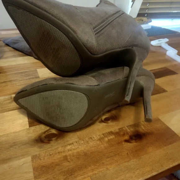 Brown suede like thigh high stiletto boots in size 8.5 - Picture 5 of 6